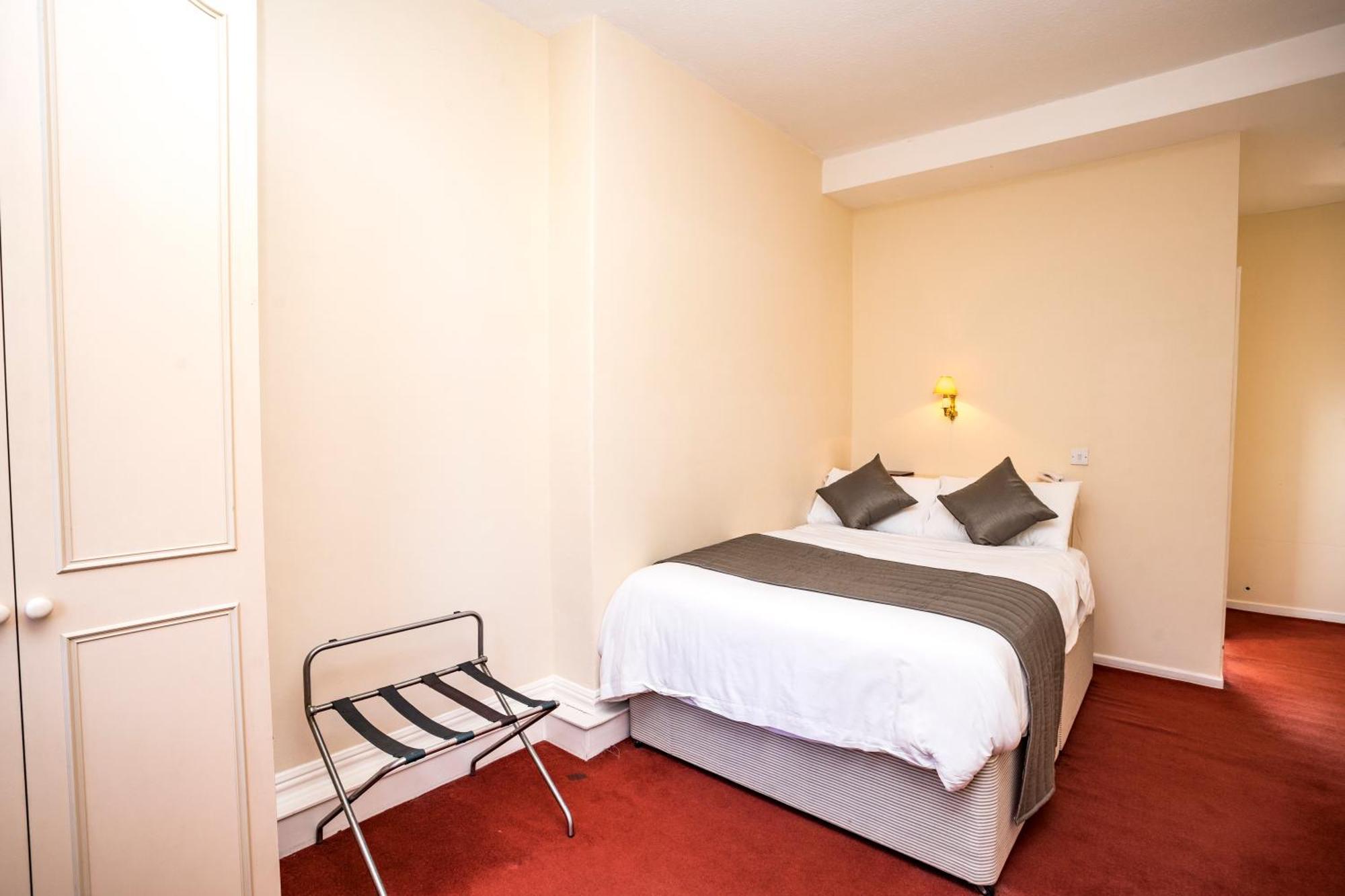Borough Arms Hotel Ньюкасл-андер-Лайм Экстерьер фото