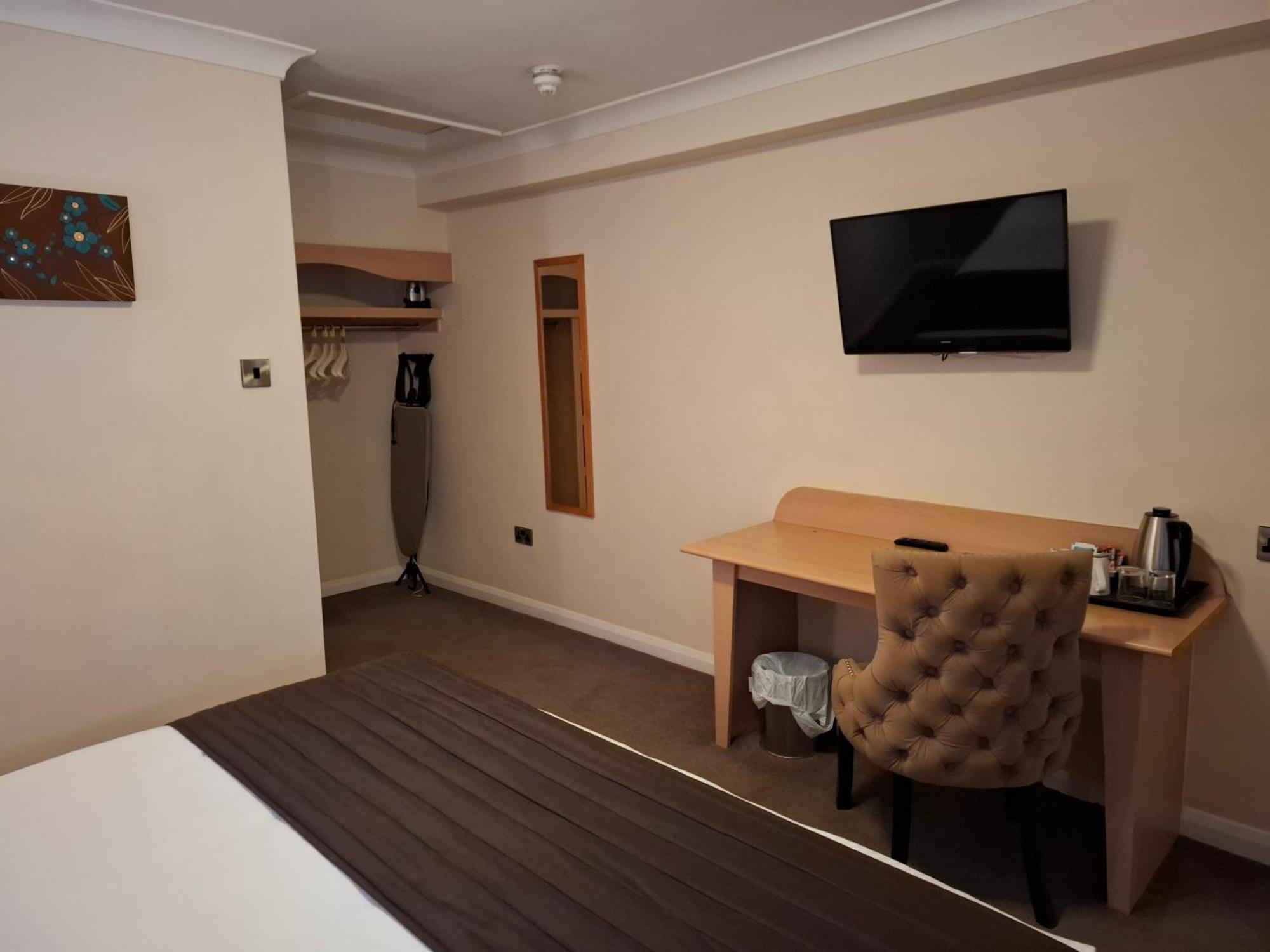Borough Arms Hotel Ньюкасл-андер-Лайм Экстерьер фото