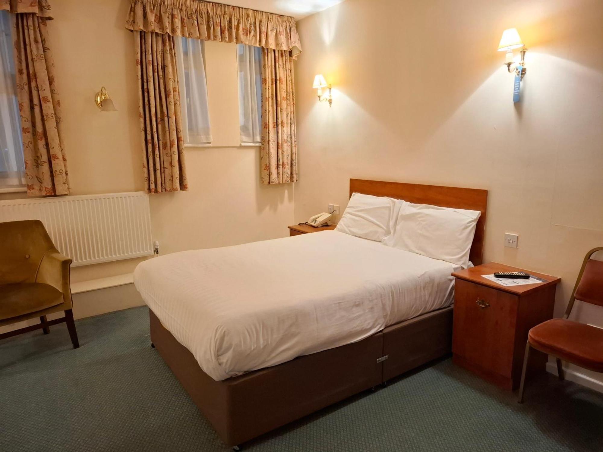 Borough Arms Hotel Ньюкасл-андер-Лайм Экстерьер фото